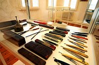 Ausstellung &quotFaszination Bart"
Erffnung am 19. Mrz 2004 im Leinfelder Haus in Leinfelden durch Oberbrgermeister Roland Klenk und Jrgen Burkhardt, Prsident und &quotAusstellungsmacher" von Bart & Kultur Club &quotBelle Moustache" e.V